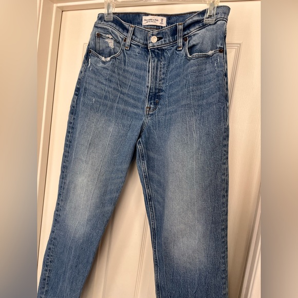 Abercrombie & Fitch High Rise Mom Jean 29/8 Light Distressing EUC 29 8 - Picture 2 of 13